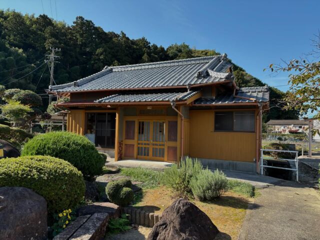 父が愛媛県最南端にある
愛南町へ移住することになりました。

長年住み慣れた横浜を離れて
多くの親族が暮らす松山圏域ではなく、
縁もゆかりもない愛南町へ移住することは
少なからず不安もあるのだろうなと想像しています。

でも“ 先輩移住者 ”である
息子がいるので心強いみたい。

いつかは愛媛県へ戻り、
里山暮らしを自由に楽しみたいと話していたので、
今回はよき選択なのかなと感じています。

住まいは、カイタク舎に隣接する離れ。
最近まで人が住んでいたのですが、
室内はホコリとネコの毛だらけ。

おまけにキッチンは油まみれで
トイレと浴室はカビだらけ…。
これはなかなか手強い。

こんな汚いところに人が住んでいたの？
というのが率直な感想です。

ともかく気を取り直して
快適に過ごせるように、まずはおそうじ。

水まわりを中心に老朽化も進んでいるため、
プロの力を借りて修繕しつつ、DIYにも挑戦！

庭木が生い茂って薄暗いので
剪定・伐採して明るく風通しのよいお庭に。

併設するガレージもゴミだらけ…。
ビフォーアフターをお見せできなかったのが
残念ですが、ここもきれいにお片づけ。

水道・電気が使用可能であり、
雨天時もいろんな作業ができそうな場所なので
シンクを設置して収穫した野菜を洗ったり、
釣った魚をさばいたり、BBQをしたり…。

みんなでワイワイと楽しめる
多目的な空間をつくろうと企てています。

離れの秘密基地化計画。
ぼちぼちはじめます！

ーーーーー

カイタク舎では、移住相談にも対応しています。
東京・大阪での愛媛県移住フェアに参加された方々も
カイタク舎に滞在されて、体験談をお話ししています。

愛媛県・愛南町への移住を検討されている方、
海・山のある暮らしに関心のある方など、
お気軽にご連絡ください。

#カイタク舎
#kaitakusha
#ゲストハウスカイタク舎
#農林漁家民宿
#体験型ゲストハウス
#地域づくり型ゲストハウス
#移住 / #ライフスタイルコーディネーター
#里山のマルチワーカーをめざしたい
#里山暮らし
#緑の暮らし
ひろう、もらう、#つくる暮らし
古民家の #そうじ
庭木の #剪定 #伐採
#diy
#リノベーション
#地域づくり
#地域創生
#田園回帰
#関係人口
#観光地ではなく関係地に
#ワーケーション
#愛南町
#愛媛県
#四国
#ainan
#ehime
#shikoku
#japan